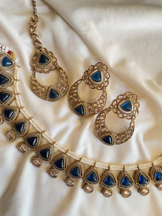 Akshara Choker